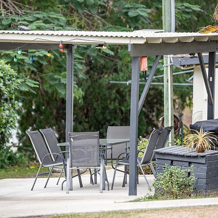 Отель Mt Larcom Tourist Park Mount Larcom Экстерьер фото