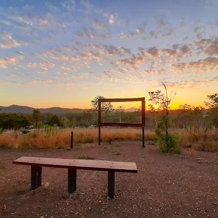 Отель Mt Larcom Tourist Park Mount Larcom Экстерьер фото