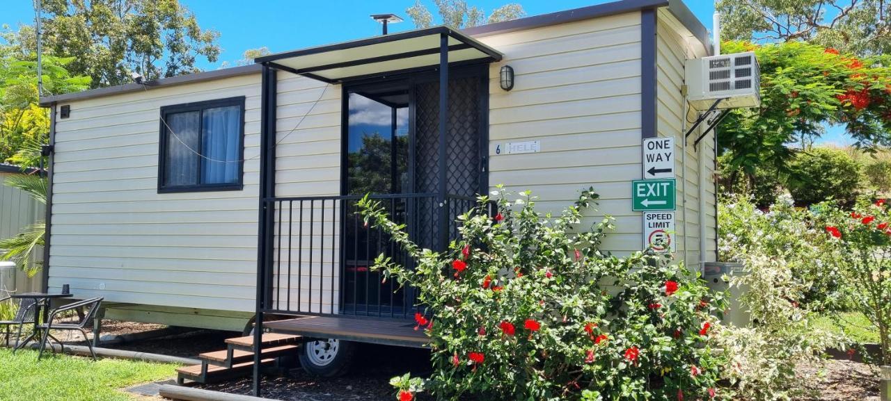 Отель Mt Larcom Tourist Park Mount Larcom Экстерьер фото