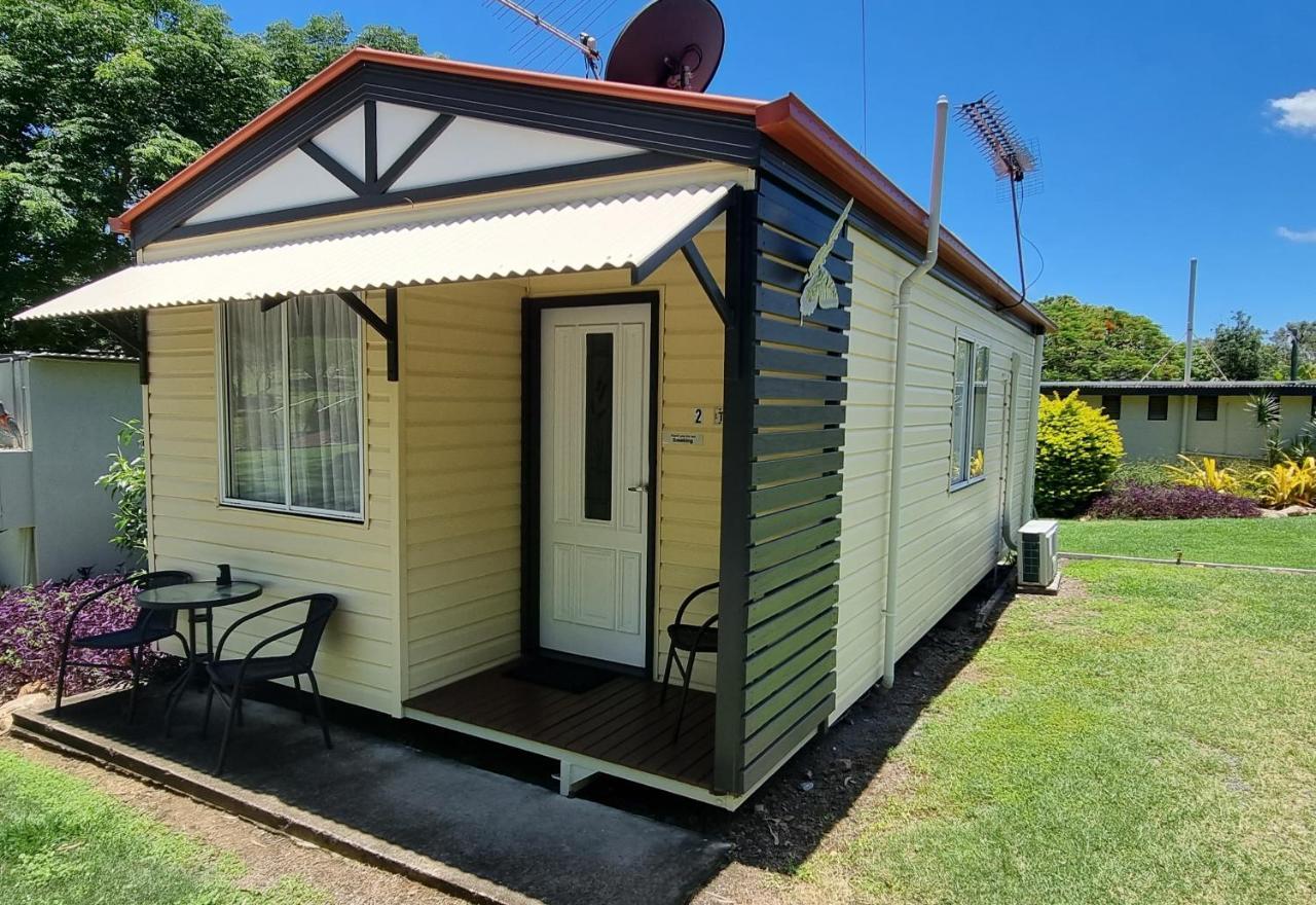 Отель Mt Larcom Tourist Park Mount Larcom Экстерьер фото