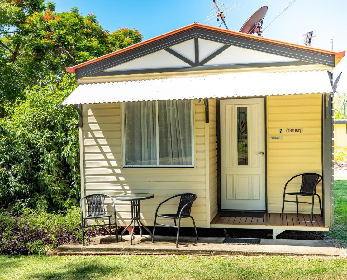Отель Mt Larcom Tourist Park Mount Larcom Экстерьер фото