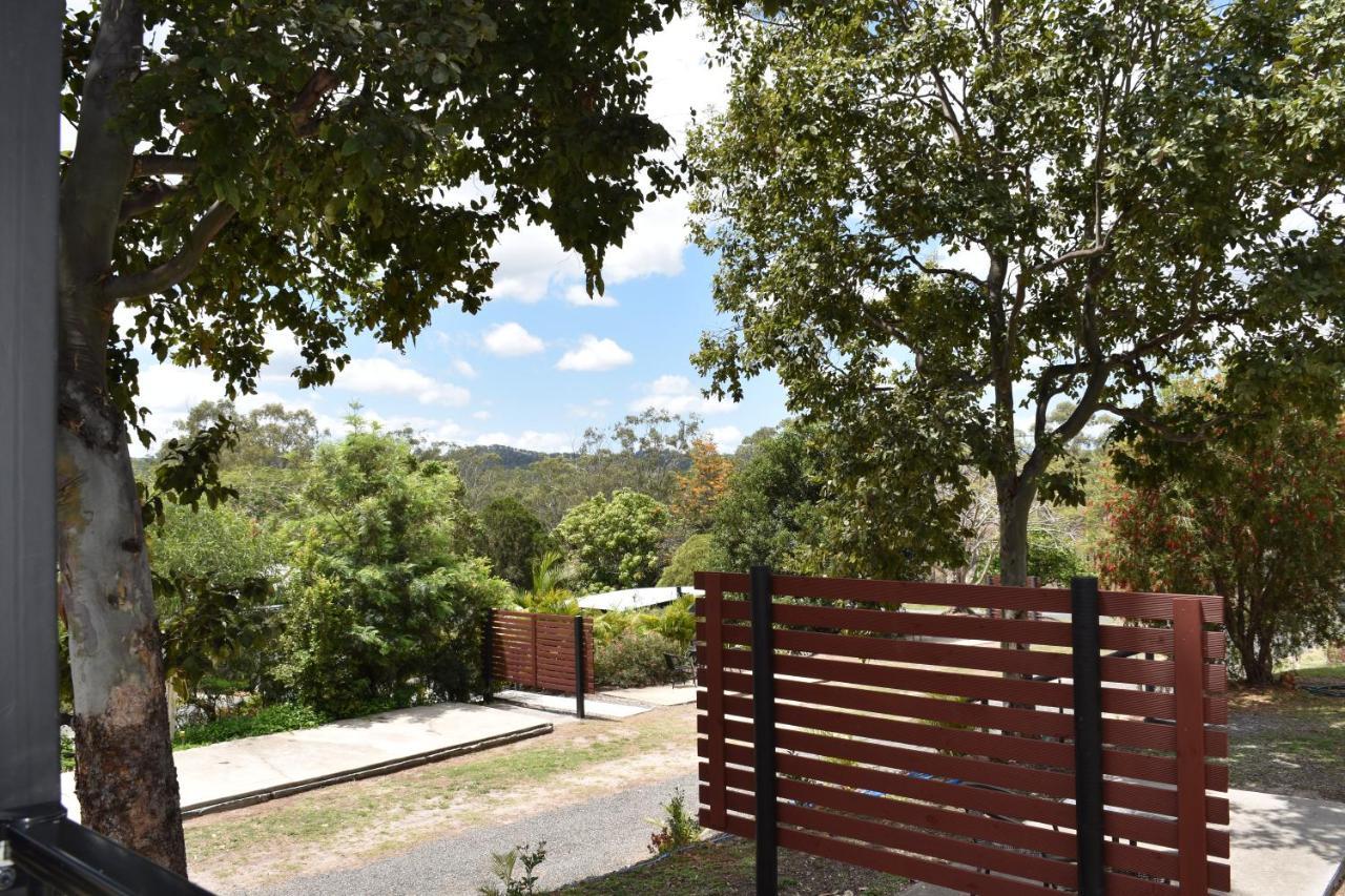 Отель Mt Larcom Tourist Park Mount Larcom Экстерьер фото