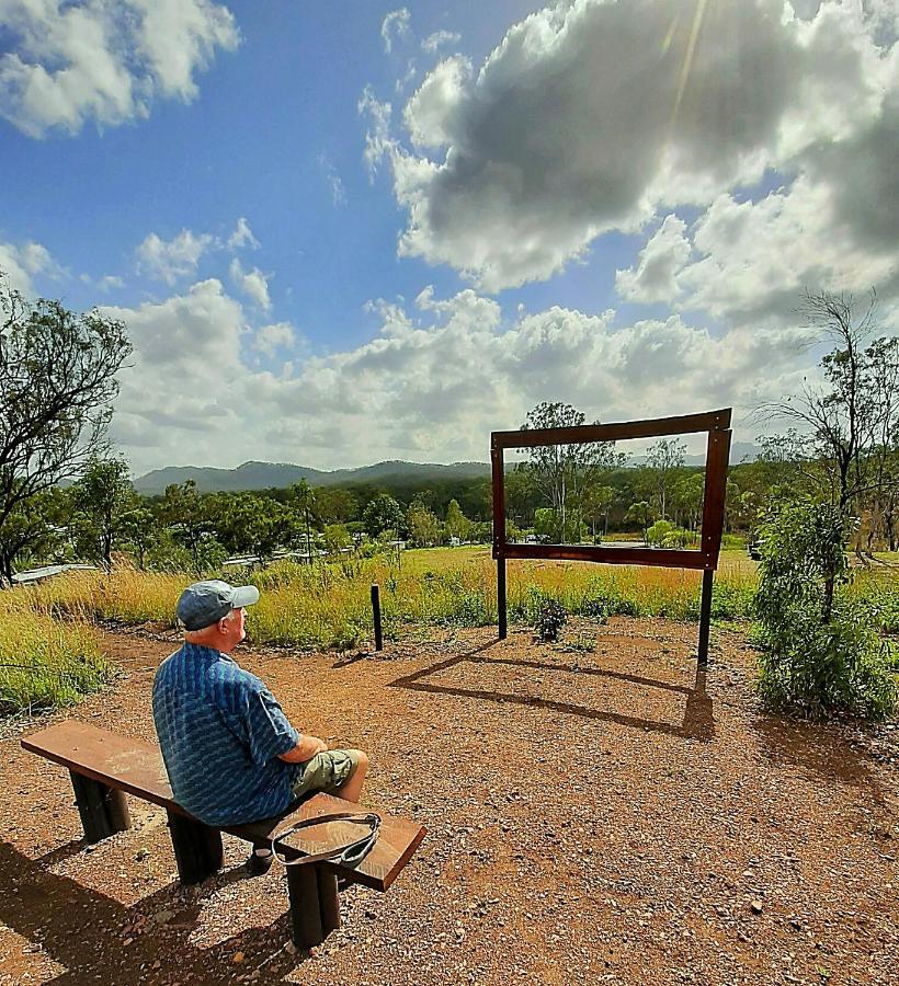 Отель Mt Larcom Tourist Park Mount Larcom Экстерьер фото