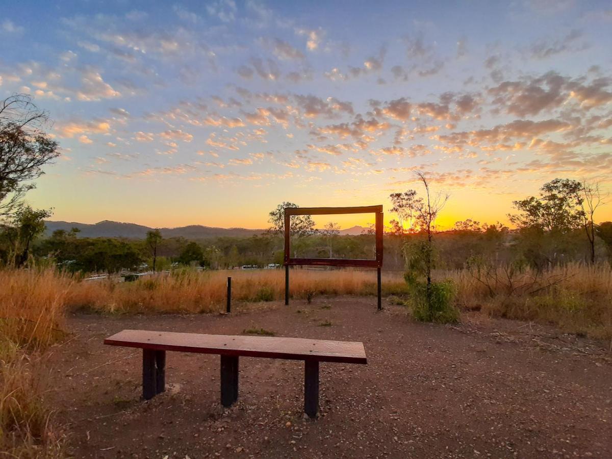 Отель Mt Larcom Tourist Park Mount Larcom Экстерьер фото