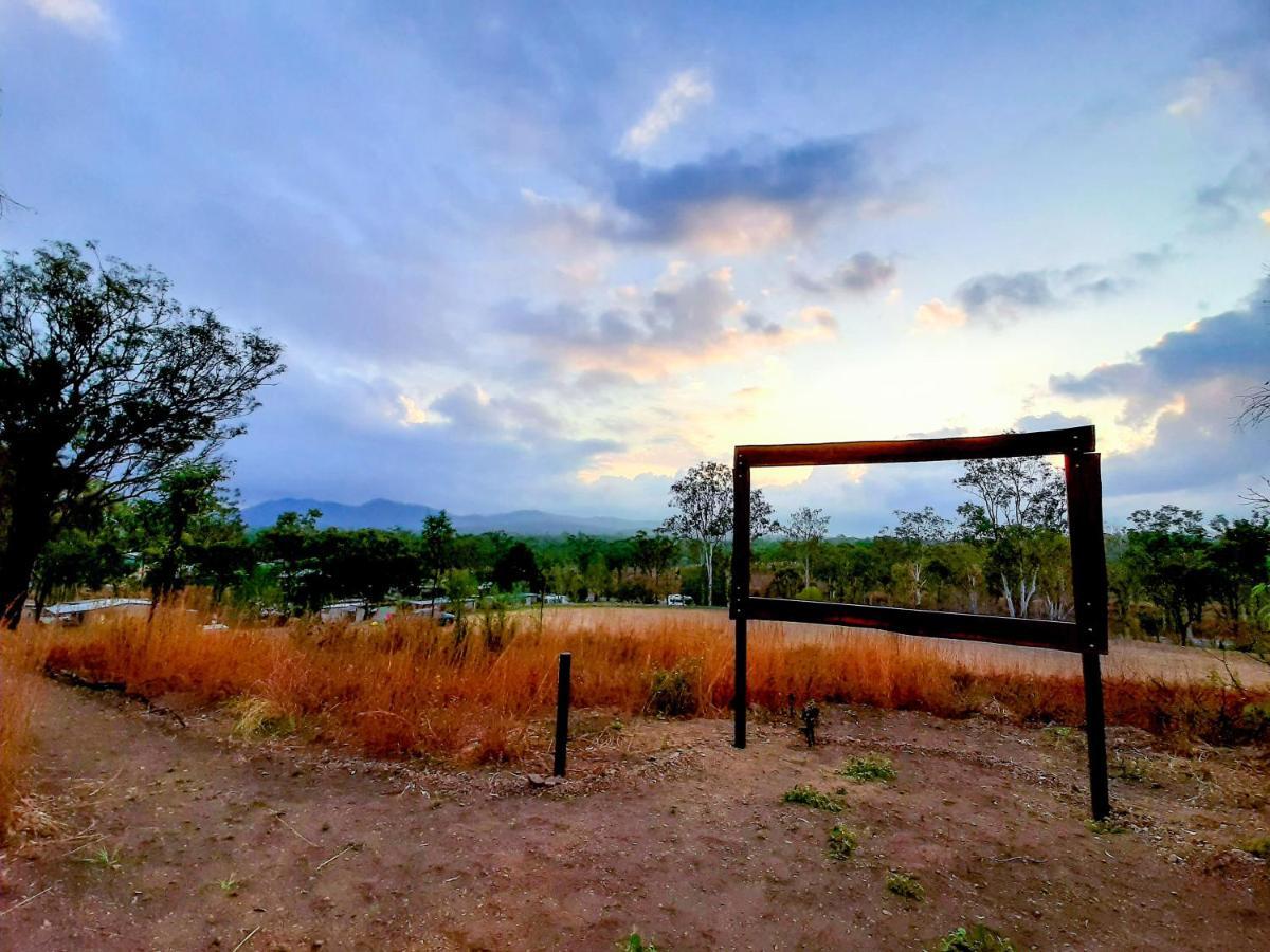 Отель Mt Larcom Tourist Park Mount Larcom Экстерьер фото